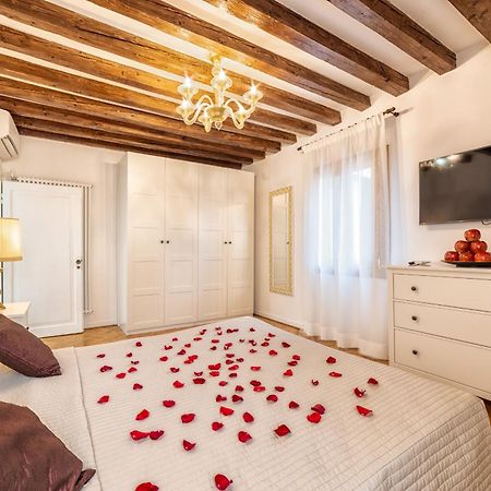 Casanova Fenice - Canal View Венеція Номер фото