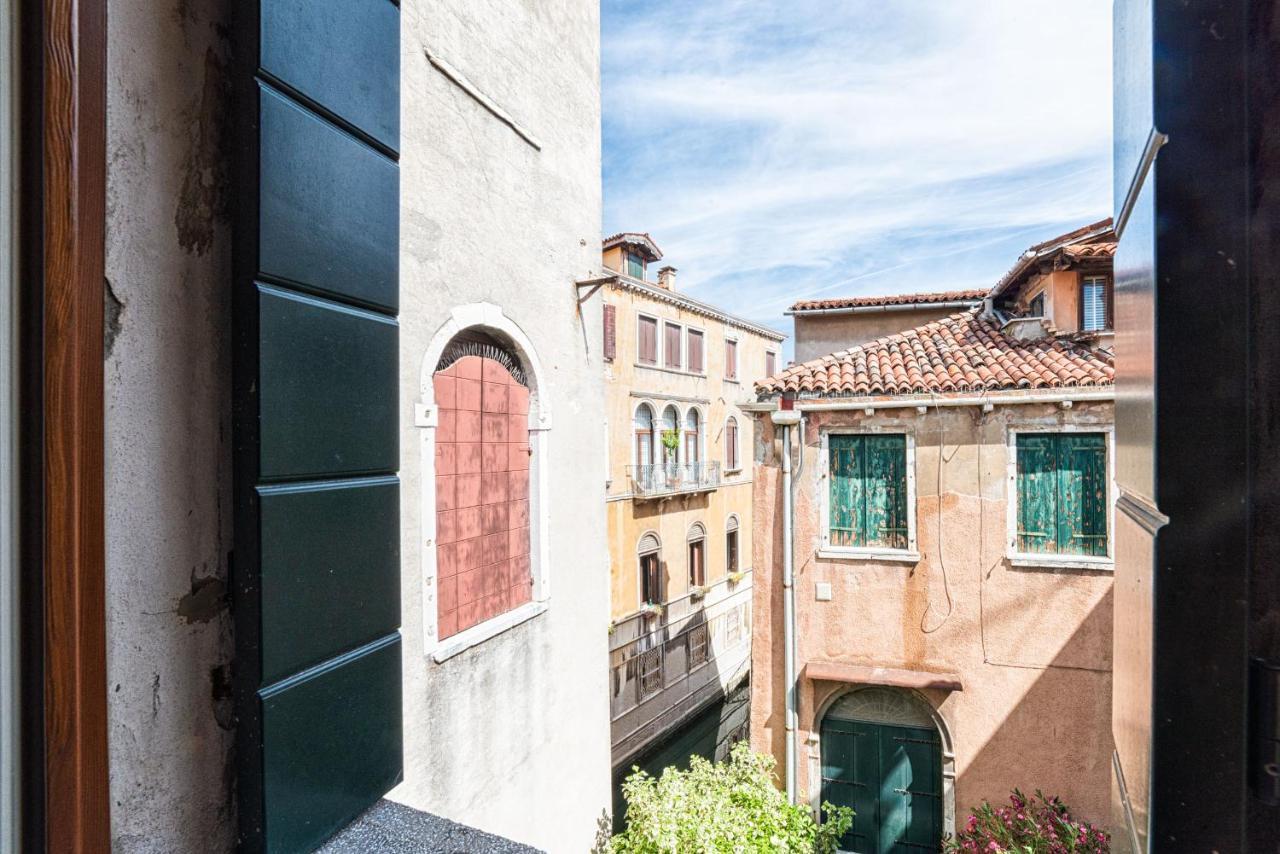 Casanova Fenice - Canal View Венеція Екстер'єр фото
