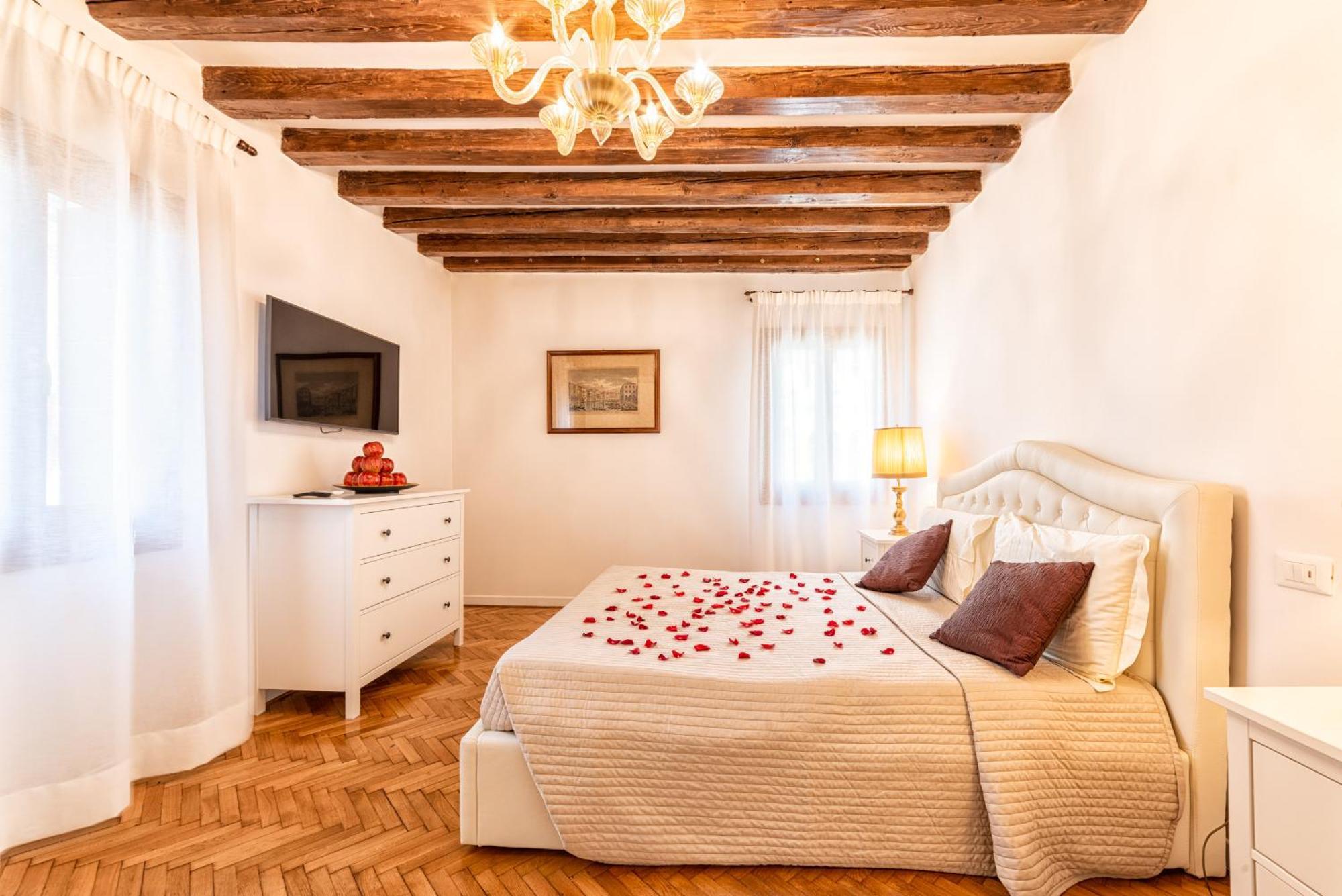 Casanova Fenice - Canal View Венеція Номер фото